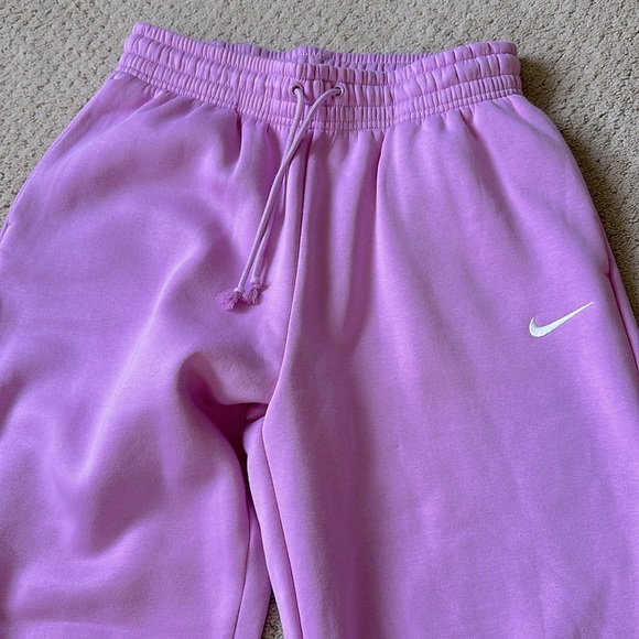 Nike Women’s Lilac Sweatpants - Picture 3 of 3